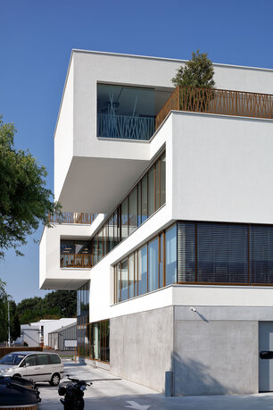moderne Fenster in Wohn- und Geschäftshaus
